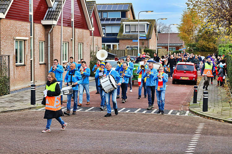 Aankomst van de Sint en zijn Zwarte Pieten in Waarder_051